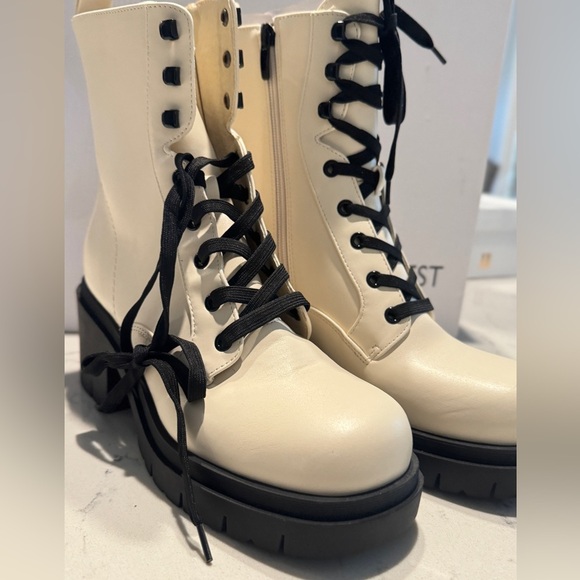 Nine West Juna3 Combat Boots Ivory Lace-Up Chunky Heel Ankle Boots| Size 9 shoes - Picture 11 of 13